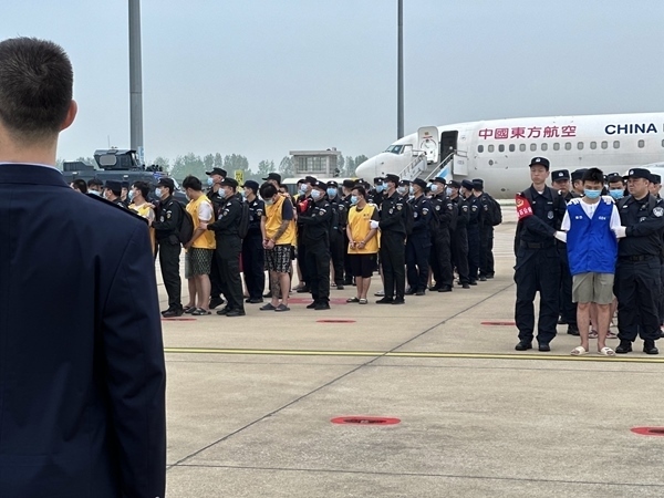 中國籍涉賭詐違法犯罪嫌疑人從柬埔寨被押解回國。人民網(wǎng)記者 郝萍攝