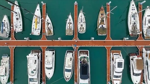 △超250艘船艇亮相第四屆消博會游艇展。