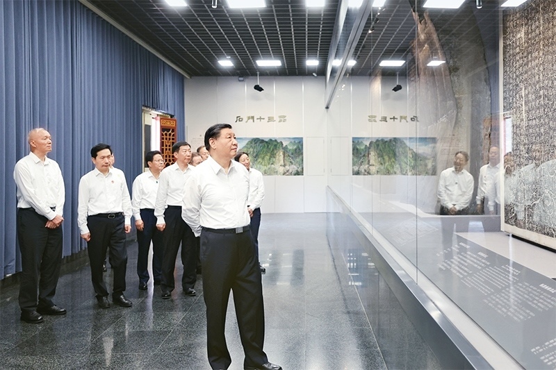2023年7月29日，中共中央總書記、國家主席、中央軍委主席習(xí)近平在四川考察結(jié)束返京途中，來到陜西省漢中市考察。這是習(xí)近平參觀漢中市博物館有關(guān)歷史文物展陳。 新華社記者 鞠鵬/攝