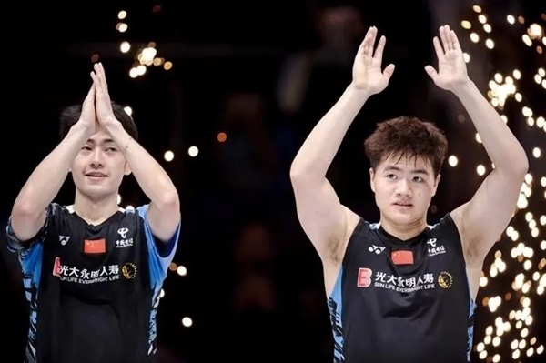 4月14日，梁偉鏗（右）/王昶在頒獎(jiǎng)儀式上。 新華社記者 江漢攝