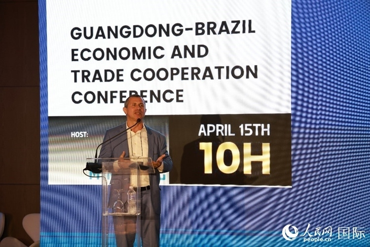 巴西里約州能源和海洋經(jīng)濟(jì)部國(guó)務(wù)秘書費(fèi)利佩·佩肖托在推介會(huì)上致辭。人民網(wǎng)記者 陳海琪攝