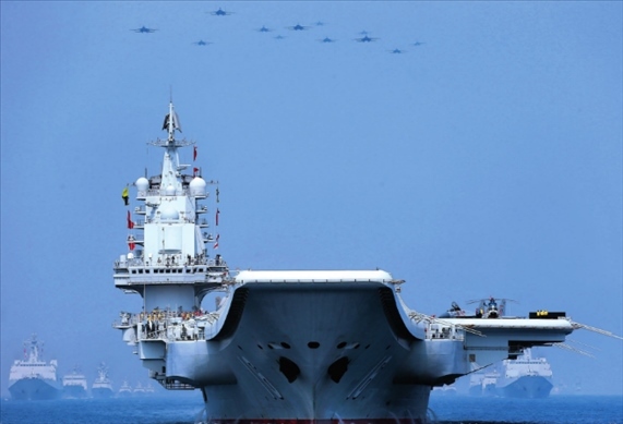 制空作戰(zhàn)梯隊(duì)飛越航母編隊(duì)上空（2018年攝）。 張雷攝