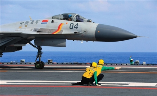 遼寧艦起飛助理作出放飛手勢(shì)，殲-15艦載戰(zhàn)斗機(jī)起飛（2020年4月攝）。張凱攝