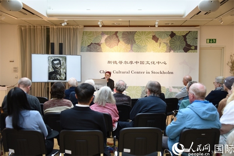 托斯頓·朱雷爾介紹其收藏的中國版畫作品。人民網(wǎng)記者殷淼攝