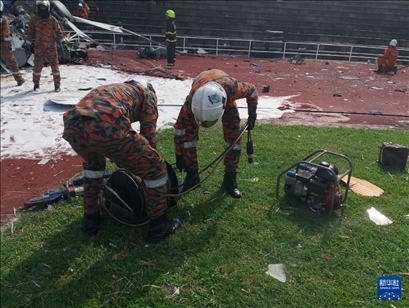 4月23日，救援人員在馬來西亞霹靂州的直升機墜毀現(xiàn)場救援。新華社發(fā)（馬來西亞消防拯救局供圖）