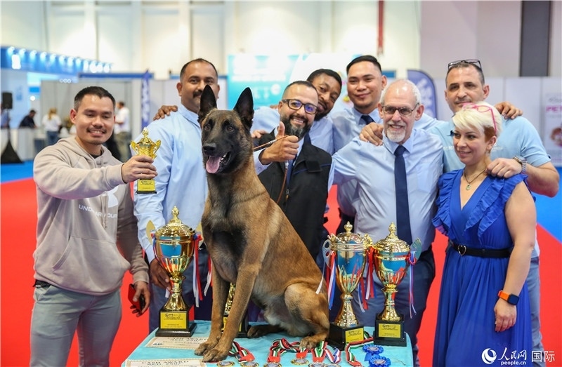 圖為參會(huì)嘉賓與獲獎(jiǎng)寵物合影，塔里克·易卜拉欣攝