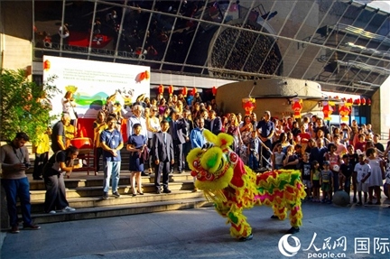 巴西民眾在里約天文館前觀看舞獅表演。四川省文化和旅游廳供圖。