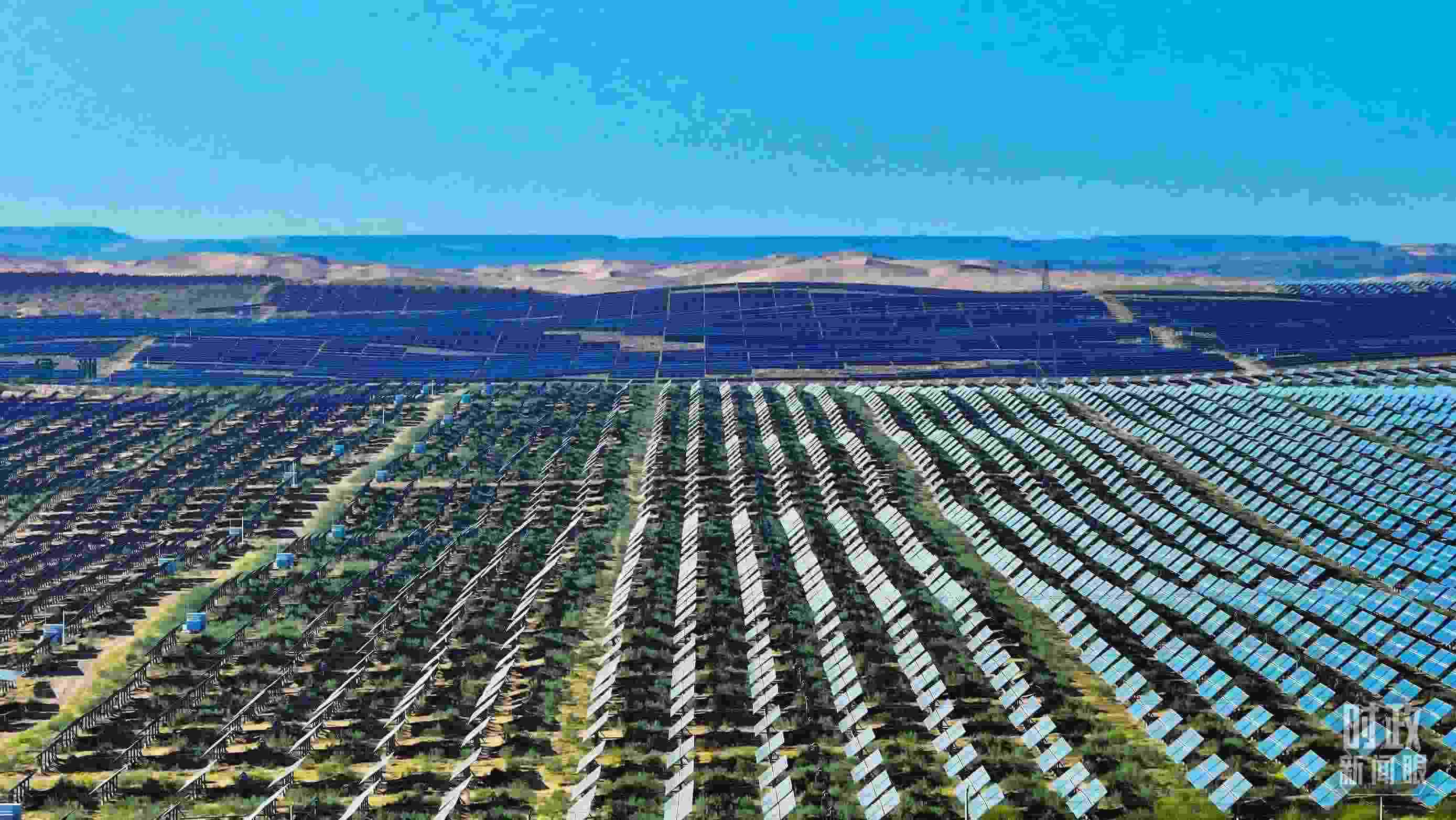 △內(nèi)蒙古鄂爾多斯，庫布其沙漠新能源基地。（圖/視覺中國）