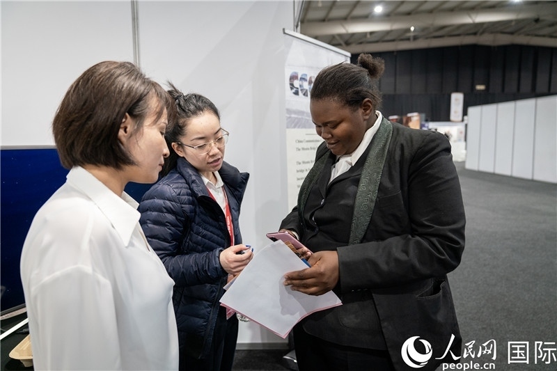 中企工作人員和當?shù)厍舐氄呓徽?。希拉茲攝