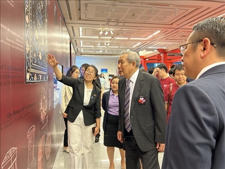 工作人員為泰國前副總理、泰中文化促進委員會主席披尼講解展覽內(nèi)容。中國駐泰國大使館供圖