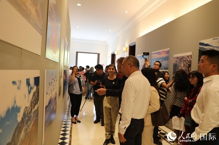 參觀者在圖片展活動(dòng)現(xiàn)場(chǎng)。拍攝者為墨西哥分社外籍雇員埃內(nèi)斯托·多明戈斯