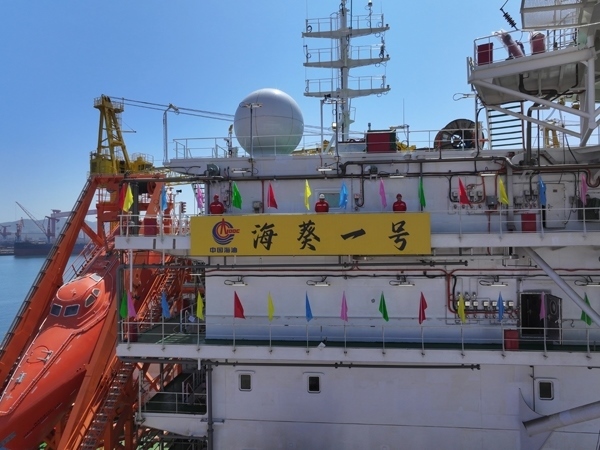 亞洲首艘圓筒型FPSO“?？惶枴苯ㄔ焱旯?。韓慶攝