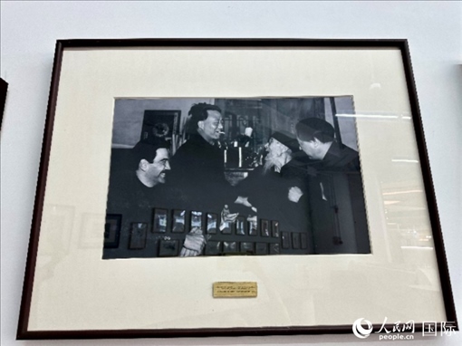萬徒勒里（左一）與艾青、蕭三、齊白石的老照片。人民網(wǎng)記者 周雨攝