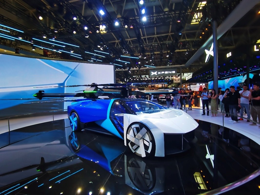 陸空一體式飛行汽車(chē)。人民網(wǎng)記者栗翹楚攝