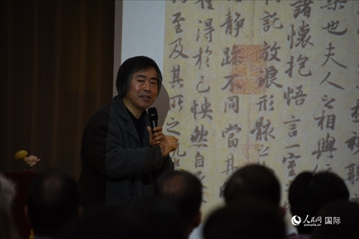 國(guó)家畫院王東聲教授介紹中國(guó)書法作品。人民網(wǎng)記者 殷淼攝