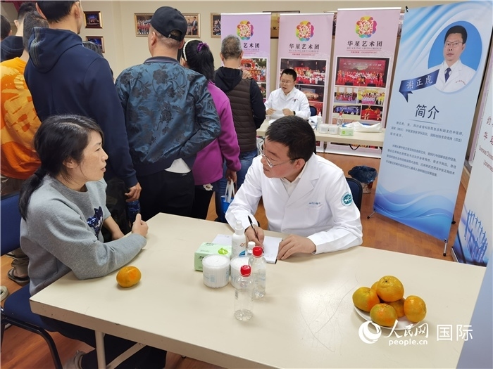 中醫(yī)專家為當(dāng)?shù)厝A僑華人提供中醫(yī)咨詢和診療服務(wù)。 （本報記者 楊謳 攝）