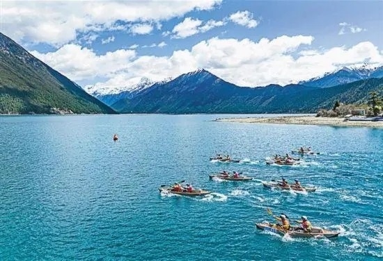 2024年4月20日，2024年巴松措國際漂流公開賽的選手在比賽中。 新華社記者 孫非攝