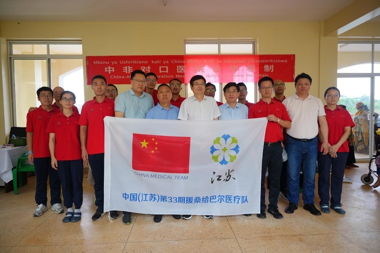 揚州市衛(wèi)健系統(tǒng)代表團和醫(yī)療隊在義診現(xiàn)場合影。中國援桑醫(yī)療隊供圖