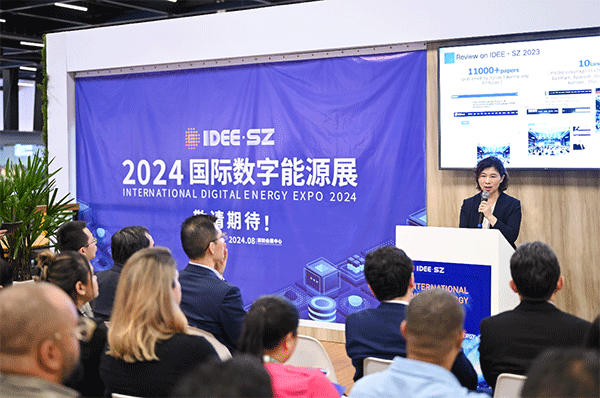 當(dāng)?shù)貢r(shí)間4月26日，深圳市發(fā)展和改革委員會(huì)主任郭子平在巴西圣保羅國(guó)際工程機(jī)械及礦山機(jī)械展上，對(duì)將于今年下半年在深圳市舉辦的2024國(guó)際數(shù)字能源展進(jìn)行了專題推介。 2024國(guó)際數(shù)字能源展組委會(huì)供圖