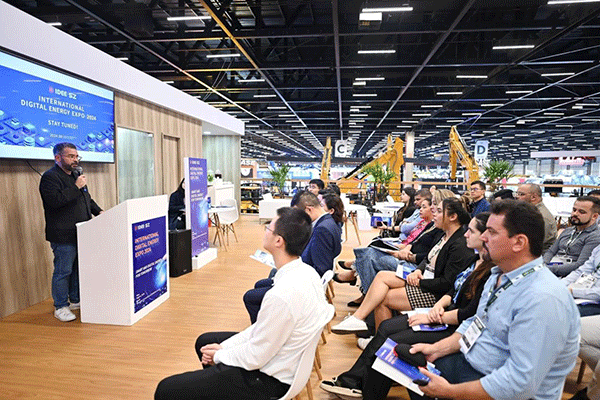 當(dāng)?shù)貢r(shí)間4月26日，深圳市發(fā)展和改革委員會(huì)在巴西圣保羅國(guó)際工程機(jī)械及礦山機(jī)械展上舉行專題推介會(huì)，介紹將于今年下半年在深圳市舉辦的2024國(guó)際數(shù)字能源展。 2024國(guó)際數(shù)字能源展組委會(huì)供圖