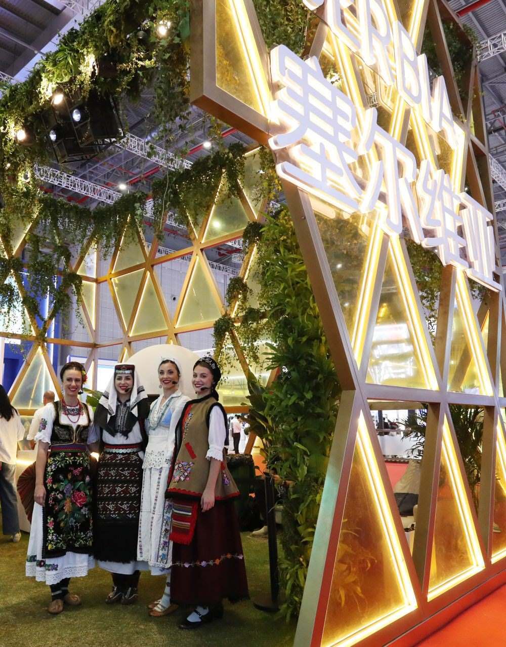 2023年11月6日，身著傳統(tǒng)服飾的演職人員在上海進(jìn)博會(huì)國家展塞爾維亞展臺(tái)迎接參觀者。第六屆進(jìn)博會(huì)國家展全面恢復(fù)線下舉辦，洪都拉斯、塞爾維亞、越南、南非、哈薩克斯坦作為本屆進(jìn)博會(huì)主賓國在國家展亮相。新華社記者 方喆 攝