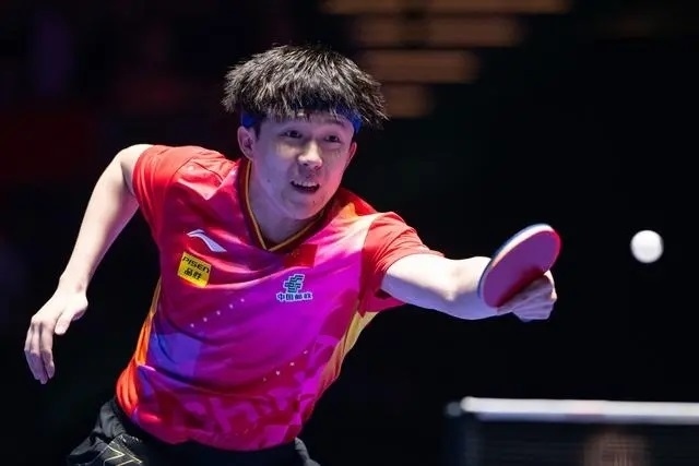 2024年4月15日，王楚欽在澳門世界杯比賽中回球。新華社記者 張金加攝