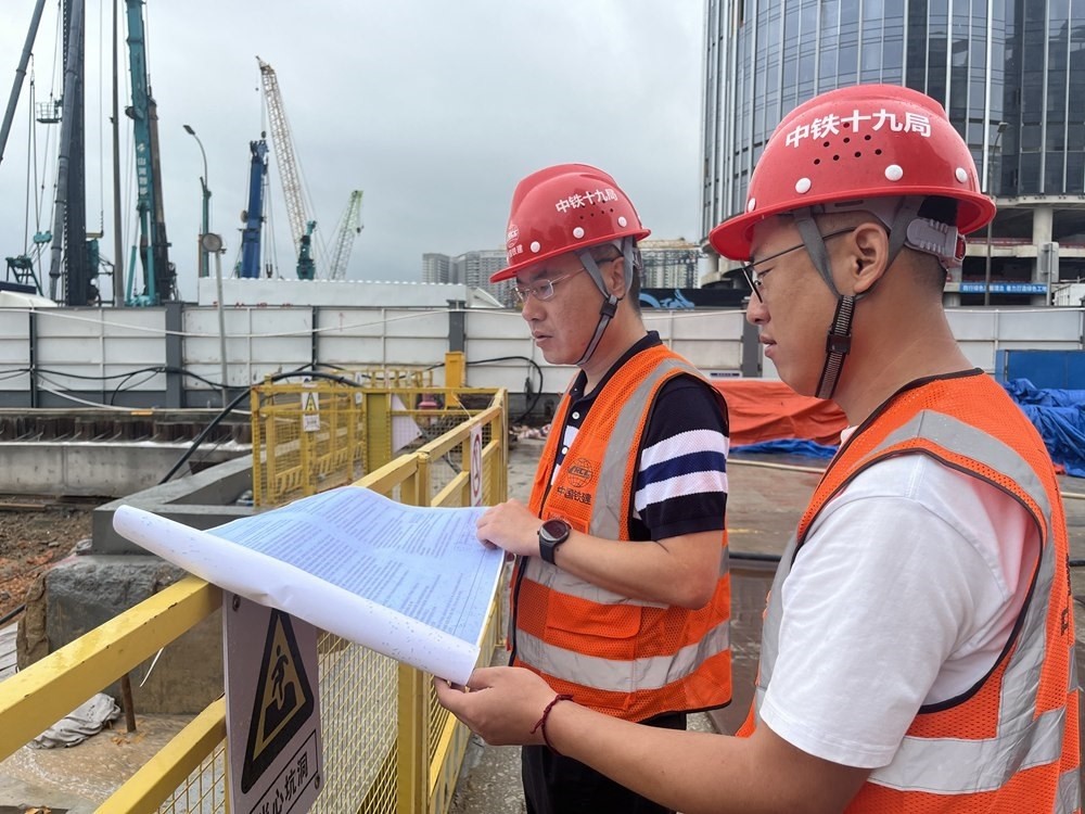 2024年4月26日，深圳市五一勞動(dòng)獎(jiǎng)?wù)芦@得者、中鐵十九局軌道公司項(xiàng)目副經(jīng)理夏荔（左）在穗莞深城際鐵路前皇段皇崗口岸站建設(shè)現(xiàn)場(chǎng)忙碌。新華社發(fā)