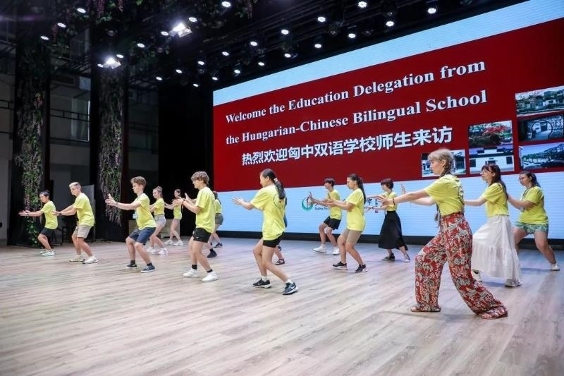 2023年7月，匈牙利匈中雙語(yǔ)學(xué)校師生代表團(tuán)來(lái)到江蘇參加“錦繡江蘇”青年交流項(xiàng)目。