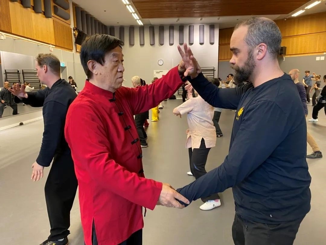 陳正雷老師親自示范指導(dǎo)。斯德哥爾摩中國(guó)文化中心供圖