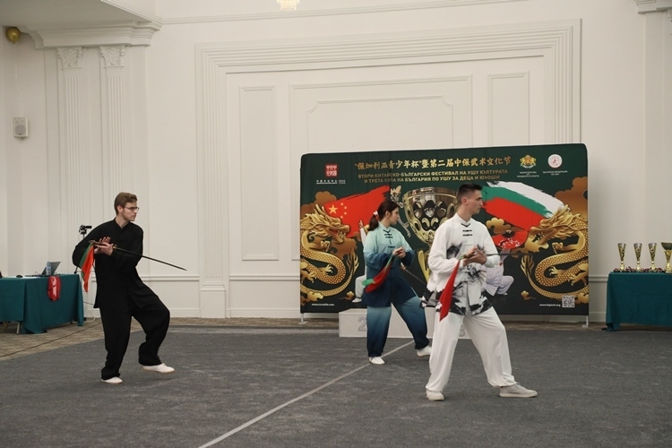 武術(shù)愛(ài)好者現(xiàn)場(chǎng)表演。索非亞中國(guó)文化中心供圖