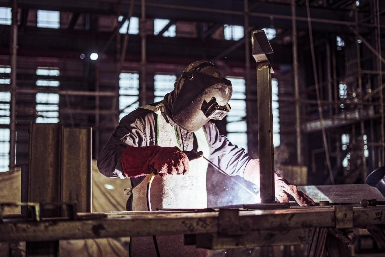 工人在沙特國王港項目現(xiàn)場進(jìn)行焊接操作。山東電建供圖