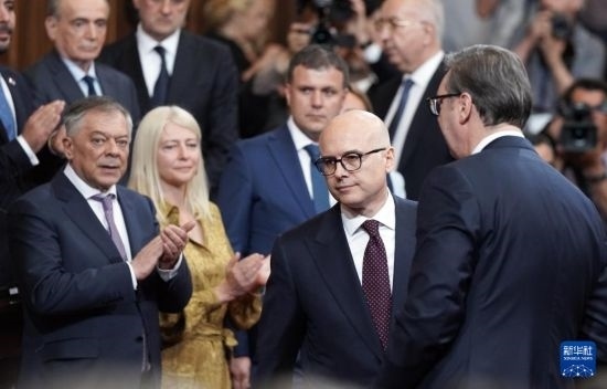  5月2日，在塞爾維亞貝爾格萊德，新一任政府總理武切維奇（中）出席就職儀式。新華社發(fā)（普雷德拉格·米洛薩夫列維奇攝）