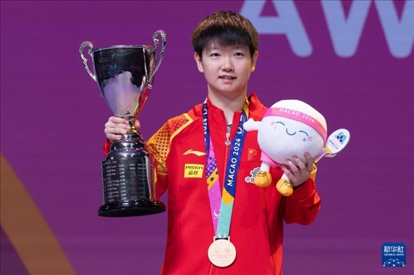 2024年4月21日，在2024年澳門國(guó)際乒聯(lián)女子世界杯決賽中，孫穎莎奪得冠軍。圖為孫穎莎在頒獎(jiǎng)臺(tái)上。新華社記者 張金加 攝