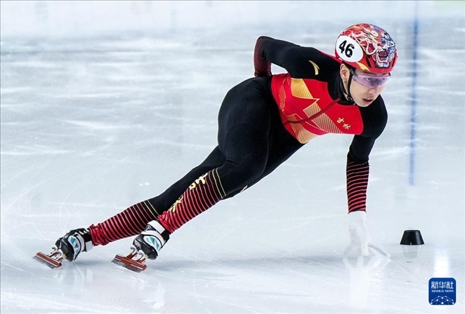 2024年2月18日，第十四屆全國(guó)冬季運(yùn)動(dòng)會(huì)短道速滑（公開(kāi)組）男子1000米決賽，孫龍奪得冠軍，圖為吉林隊(duì)選手孫龍?jiān)诒荣愔?。新華社記者 李博 攝