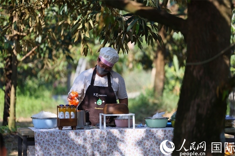 工作人員正在準備特色果汁。人民網(wǎng)記者 白元琪攝