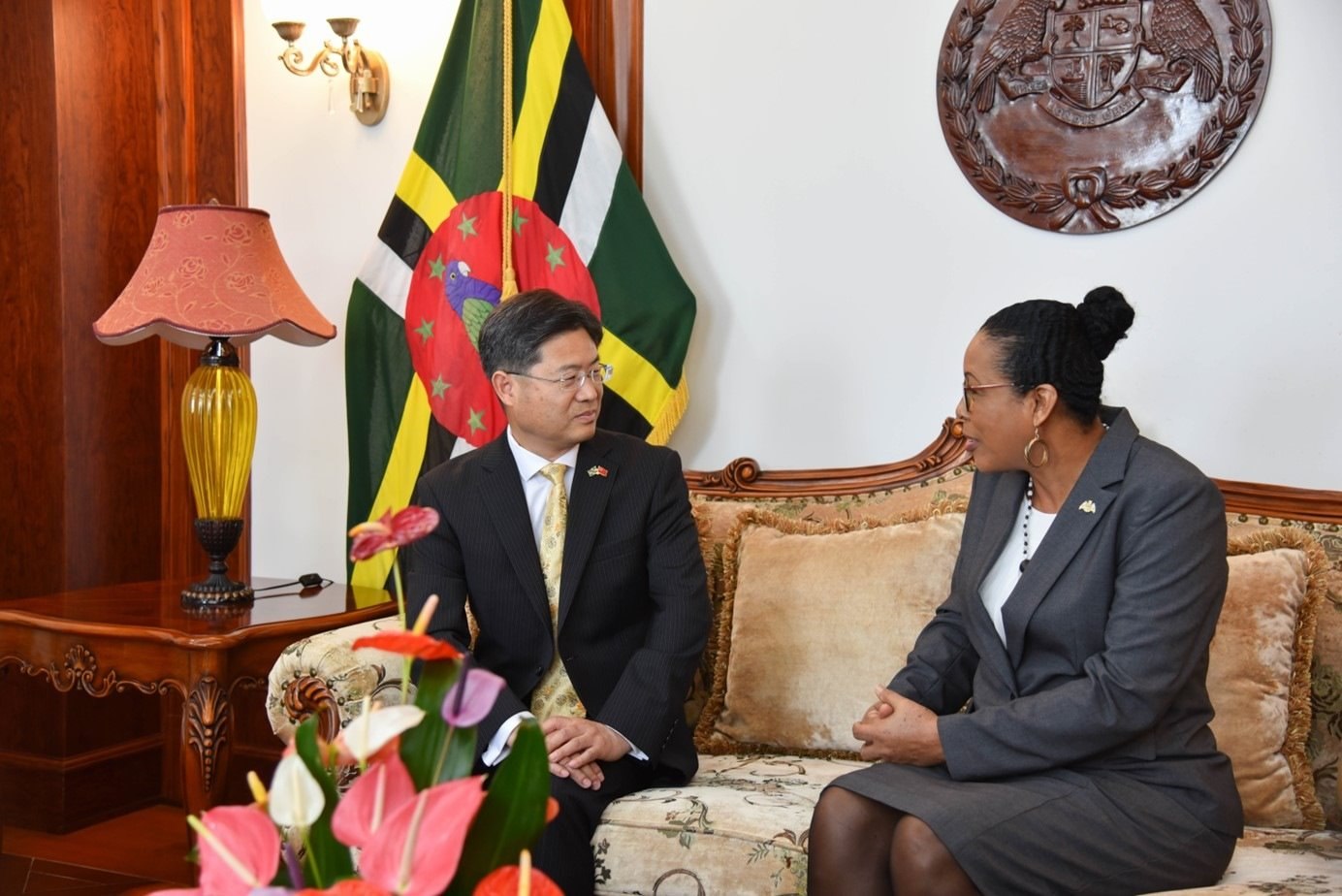 當?shù)貢r間5月3日，中國新任駐多米尼克大使儲茂明（左）向多總統(tǒng)伯頓遞交國書。 中國駐多米尼克大使館供圖