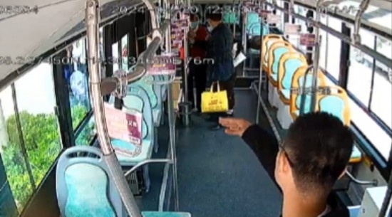 公交車上他一聲大吼！魏杰，好樣的！