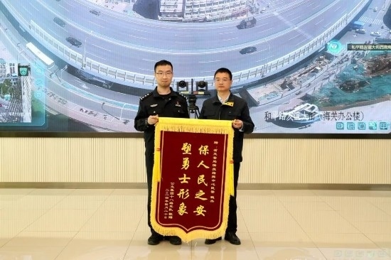 公交車上他一聲大吼！魏杰，好樣的！