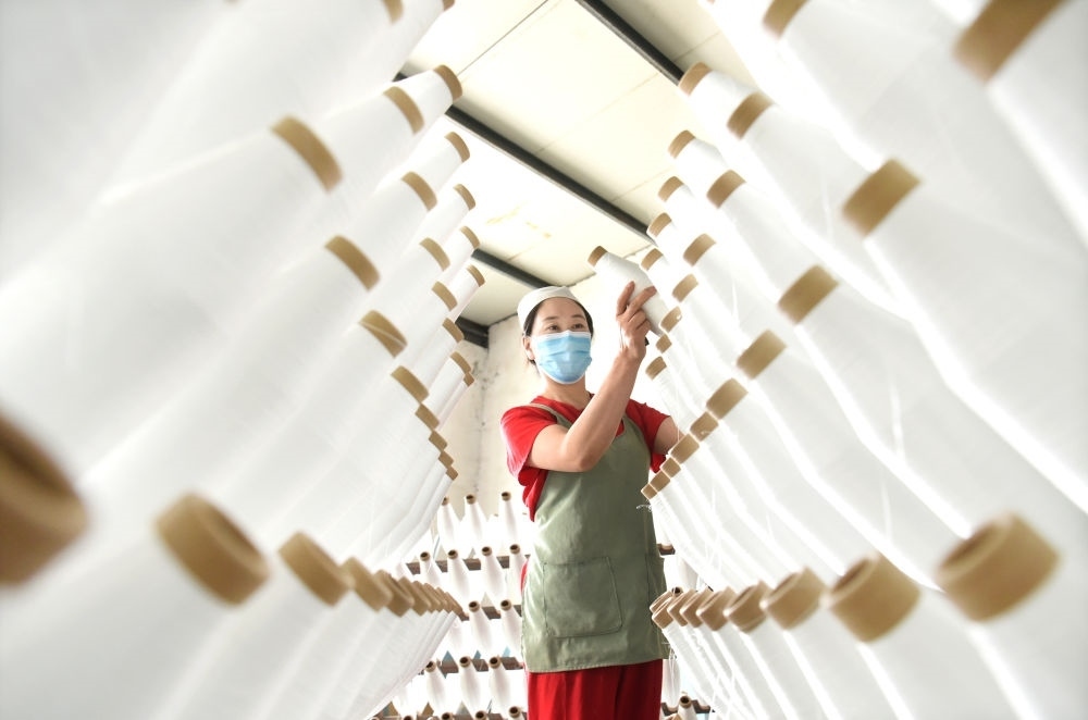 2024年5月1日，工人在山東省淄博市沂源縣悅莊工業(yè)園一玻纖企業(yè)整理加工的產(chǎn)品。新華社發(fā)（趙東山攝）