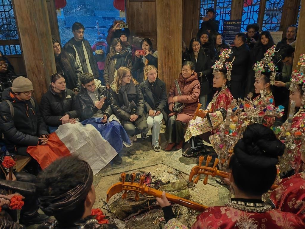 法國(guó)青年在榕江體驗(yàn)民俗文化。新華社記者 羅羽 攝