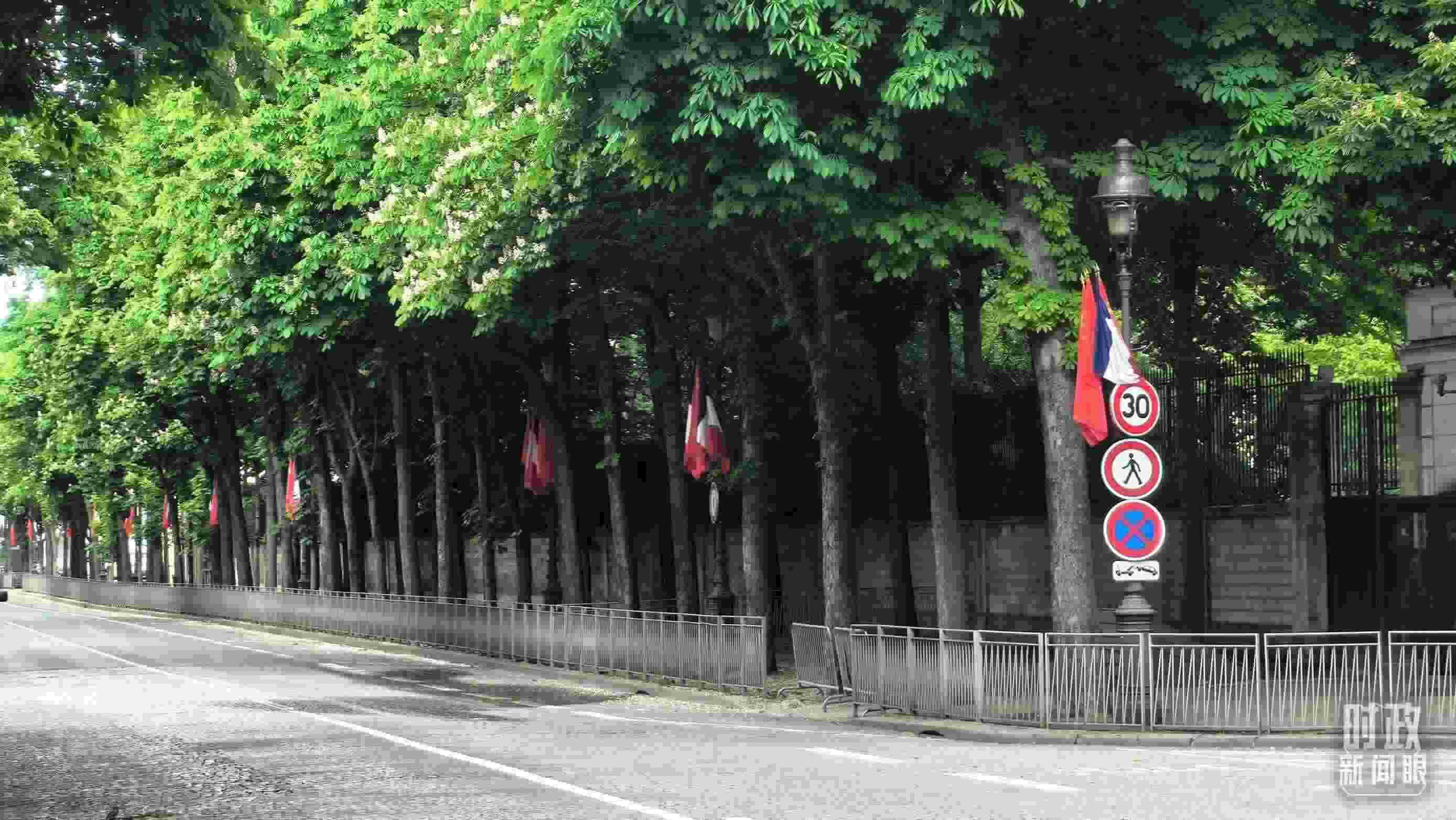 △巴黎道路兩側(cè)懸掛中法兩國國旗。（總臺央視記者鄂介甫拍攝）