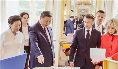 △當(dāng)?shù)貢r(shí)間5月6日下午，在中法領(lǐng)導(dǎo)人會(huì)談前，習(xí)近平主席向馬克龍總統(tǒng)贈(zèng)送中國(guó)翻譯的法國(guó)小說(shuō)。