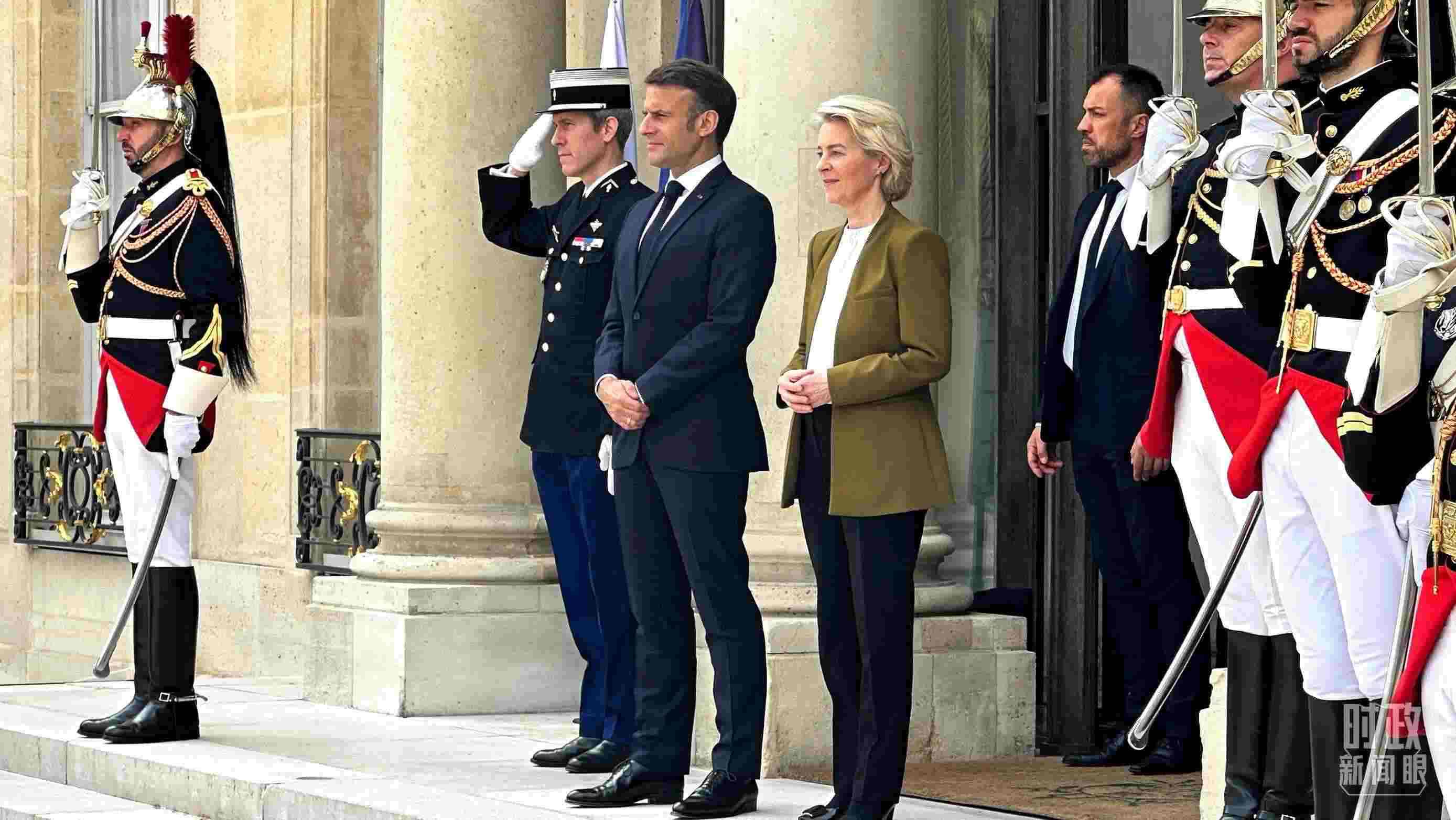 △中法歐領(lǐng)導(dǎo)人三方會晤后，馬克龍總統(tǒng)和馮德萊恩主席將習(xí)主席送至上車處。（總臺央視記者關(guān)舟拍攝）