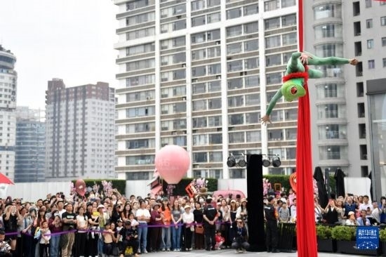 5月7日，演員在長(zhǎng)沙國(guó)金中心表演木偶劇。新華社記者 陳振海 攝