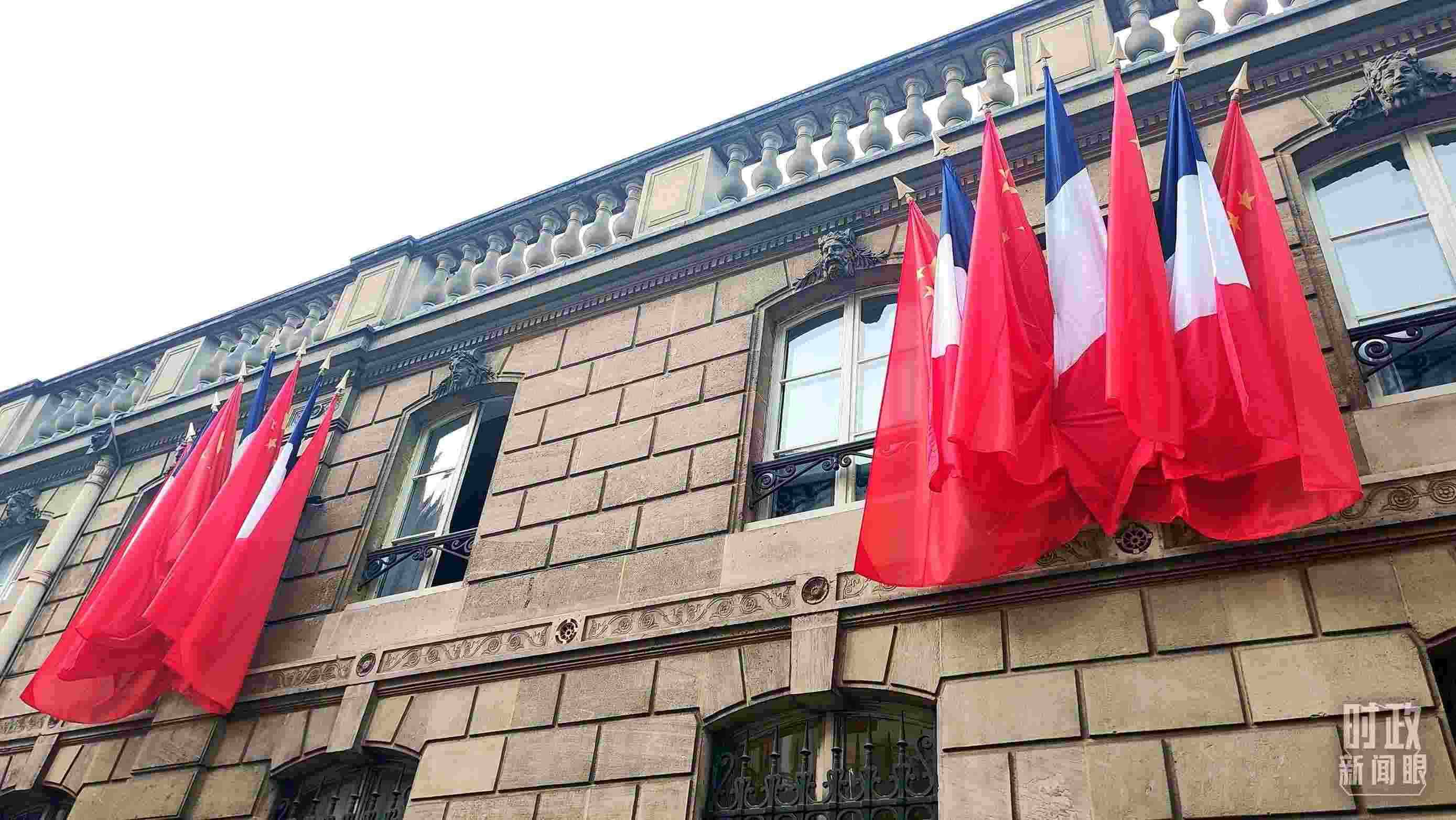 △中法歐領(lǐng)導(dǎo)人三方會晤地點——愛麗舍宮懸掛中法兩國國旗。（總臺央視記者劉琦拍攝）