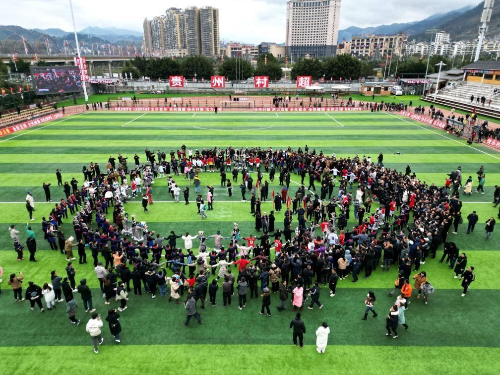 比賽結(jié)束后，兩隊(duì)隊(duì)員、親友團(tuán)和大批觀眾手拉手跳起侗族舞蹈。新華社發(fā)（王炳真攝）