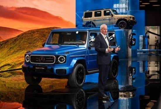 4月25日，在北京中國國際展覽中心順義館舉行的2024北京車展上，梅賽德斯—奔馳集團(tuán)股份公司董事會成員唐仕凱介紹梅賽德斯—奔馳純電G級越野車。新華社記者 才揚 攝