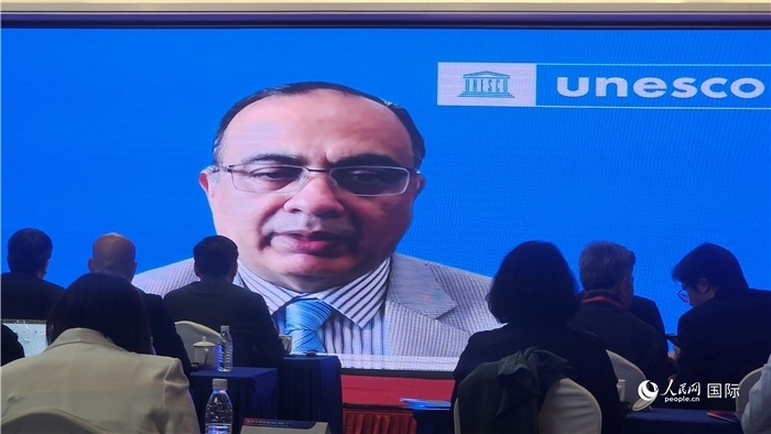 聯(lián)合國教科文組織駐華代表處代表夏澤翰通過視頻致辭。人民網(wǎng)記者 萬宇攝