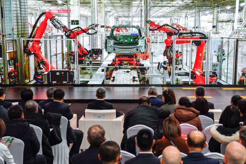 2024年1月26日，奧迪一汽新能源汽車有限公司預批量生產(chǎn)正式啟動，嘉賓觀看奧迪一汽新能源汽車有限公司生產(chǎn)車間的宣傳短片。新華社記者 許暢 攝