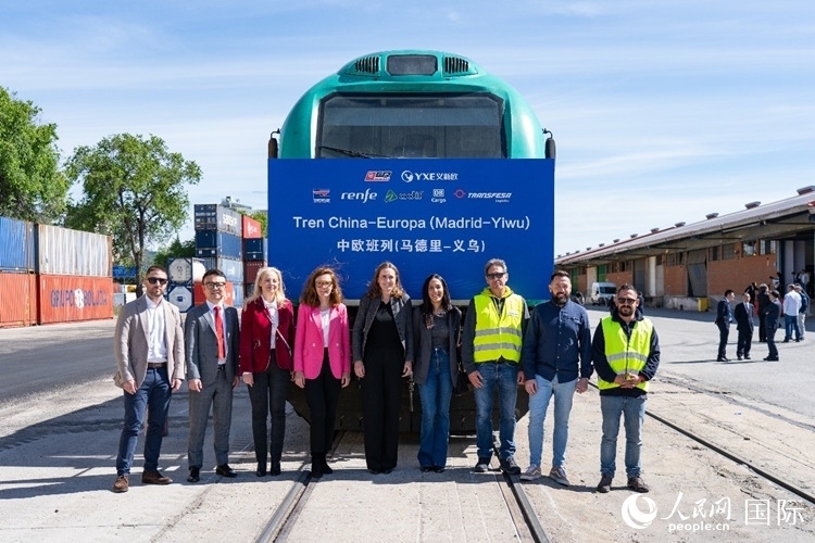 義新歐集團(tuán)合作伙伴德鐵貨運(yùn)歐亞有限公司員工與紀(jì)念號班列合影留念。大衛(wèi)·阿瑪爾攝
